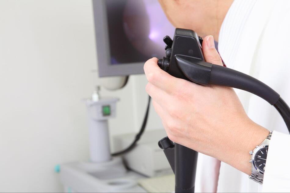 大腸内視鏡検査は痛い?痛みを感じやすい人の特徴と検査を楽に受けるコツを解説